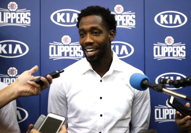 Mặc kệ NBA Play-Off, mẹ con Beverley vẫn hạnh phúc vì trúng lớn