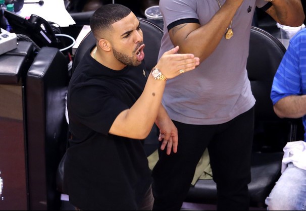 Sao âm nhạc Drake nổi đóa với cựu vô địch NBA khi Raptors thua