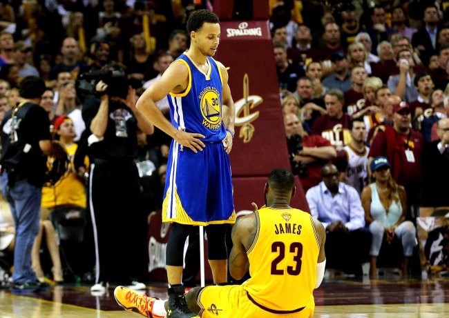 Curry tiếp tục cho LeBron hít khói trong khoản bán áo đấu