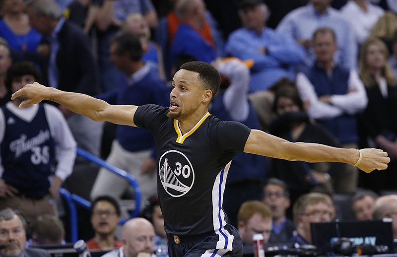 Tin NBA 02/03: Stephen Curry phá đồ trong phòng khách sạn