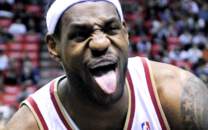 Tin NBA 14/11: James gặp sự cố hài hước nơi đông người