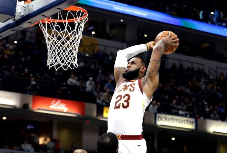 Tin NBA ngày 15/12: James nhận đề nghị úp rổ trên đầu Lonzo