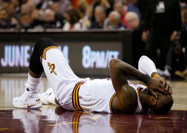 Tin NBA 26/12: LeBron James không ám ảnh vì để thua Warriors