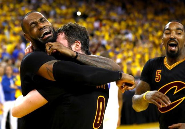 Trong bóng tối LeBron James vẫn như ngọn đuốc dẫn đường Cavaliers