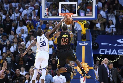 Trọng tài quá căng thẳng trong đại chiến Cavaliers-Warriors?