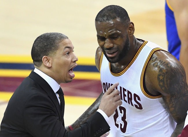 Tyronn Lue muốn LeBron James và Kevin Love phải “lên đồng” sớm hơn