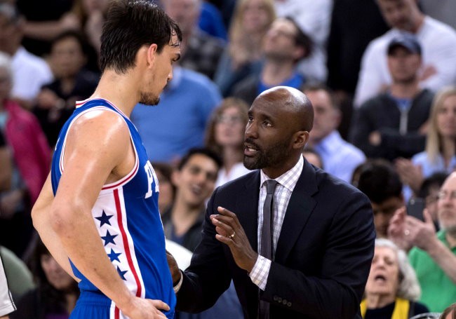 Vừa bại trận, Sixers liền mất người vào tay Hawks