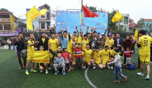 Bế mạc giải Các CLB Lào Cai - Cúp Đền Thượng 2016: Phố Bản tắm trong bia