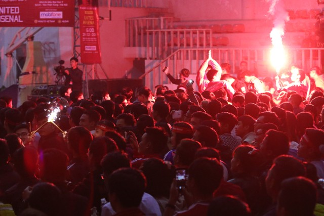 Chùm ảnh offline M.U - Arsenal: 1.200 fan cháy cùng "Ngày hội Quỷ đỏ"