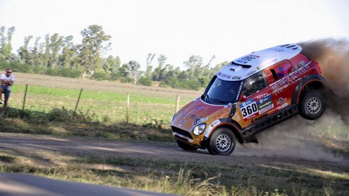 Dakar Rally mở màn bằng tai nạn thảm khốc