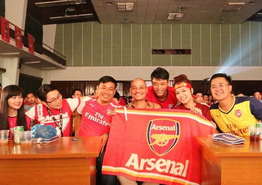 Fan "Pháo thủ" thắp lửa cho Derby London