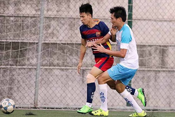 Cựu tuyển thủ QG Trần Hải L&acirc;m (&aacute;o s&aacute;ng m&agrave;u) kho&aacute;c &aacute;o Nguyễn Tr&atilde;i 