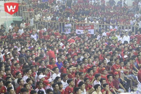 Hơn 1.500 fan quậy tưng bừng tại Big Offline Derby Manchester