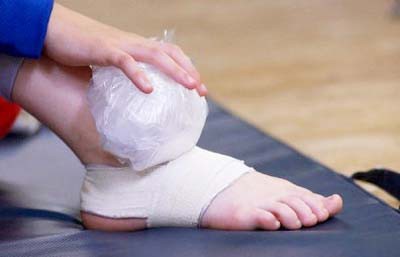 Kinh nghiệm chữa lật cổ chân khi đá phủi