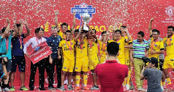 M.U Vĩnh Phúc vô địch Kansai Paint Cup, nhận Cúp từ Denis Irwin