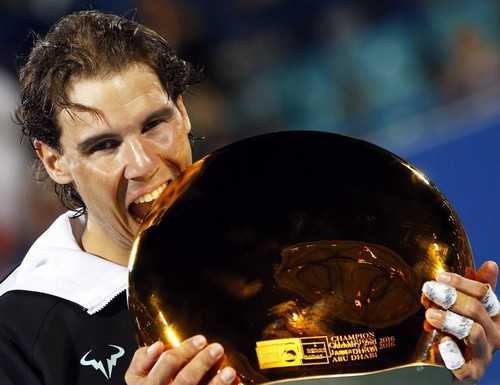 Nadal được “cắn” Cúp sau 5 tháng