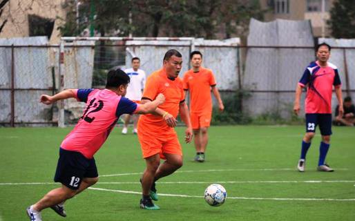 "Nhạc trưởng" trên sân phủi