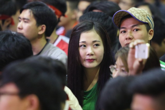 Những bóng hồng rạng rỡ tại buổi offline M.U - Arsenal