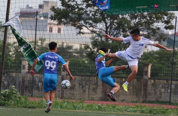 Những pha tranh chấp nảy lửa ở vòng 3 Hạng Nhất phủi 2016
