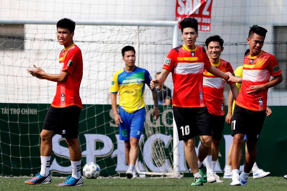 Vòng 7 Hạng Nhất phủi 2016: EOC dễ thở, Coca gặp khó