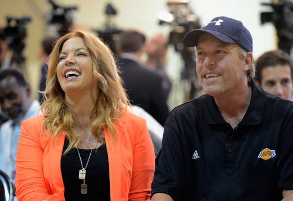 Những ngày vui vẻ giữa hai anh em Jim và Jeanie Buss đã qua đi Những ngày vui vẻ giữa hai anh em Jim và Jeanie Buss đã qua đi