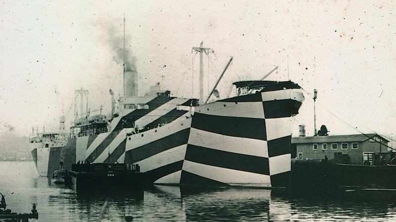 T&agrave;u chiến những năm 1900 được sơn trắng đen để ngụy trang