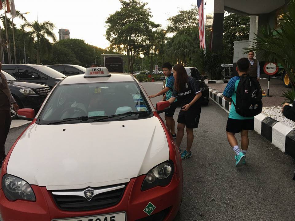 ĐT futsal nữ Th&aacute;i Lan phải bắt taxi đến địa điểm tập luyện