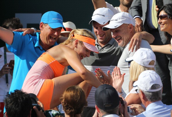 Sharapova ăn mừng chức v&ocirc; địch Roland Garros 2014 c&ugrave;ng đội của m&igrave;nh