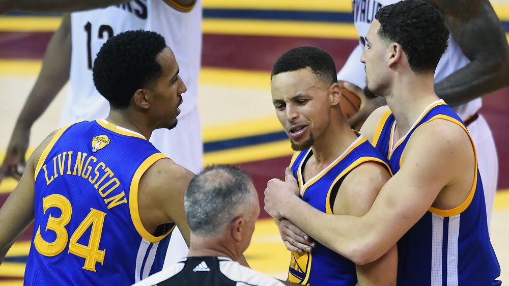 Curry phản ứng với trọng t&agrave;i khi phạt lỗi anh ở game 6 NBA Finals 2016