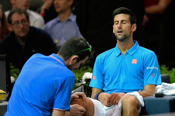Djokovic cần đến sự chăm sóc y tế ở set 2 Djokovic cần đến sự chăm sóc y tế ở set 2
