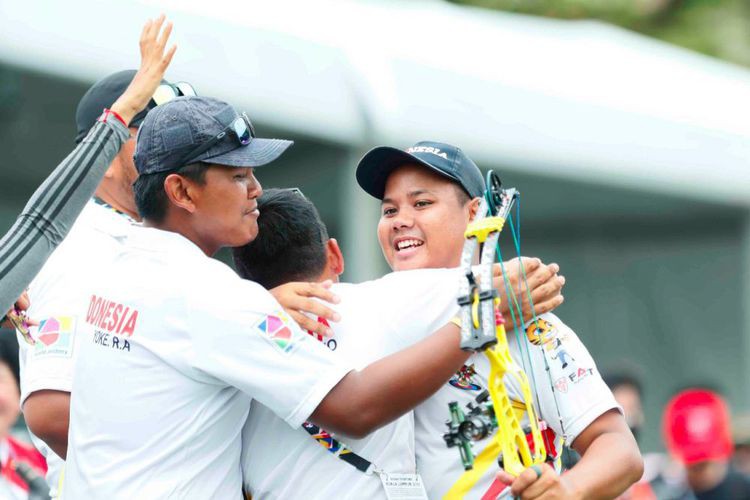 Prima Wisnu Wardhana ăn mừng với ban huấn luyện sau khi gi&agrave;nh HCV
