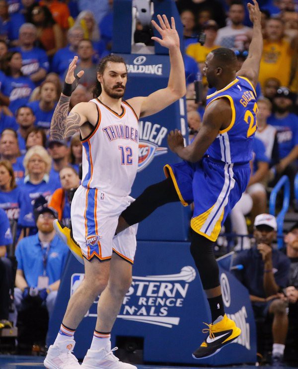 Draymond Green đá vào háng Steven Adams Draymond Green đá vào háng Steven Adams