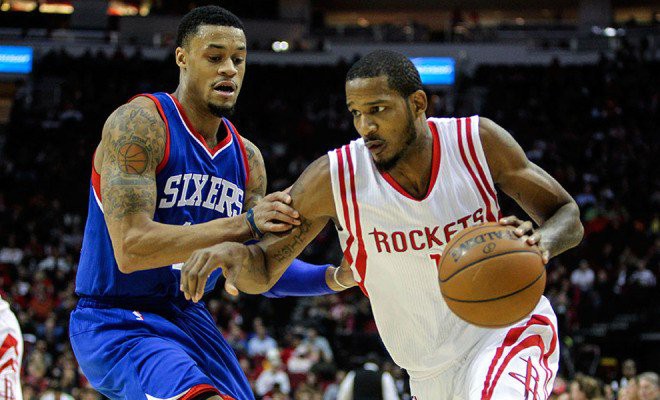 Trevor Ariza (&aacute;o trắng) cần chơi nhanh v&agrave; bạo dạn hợn