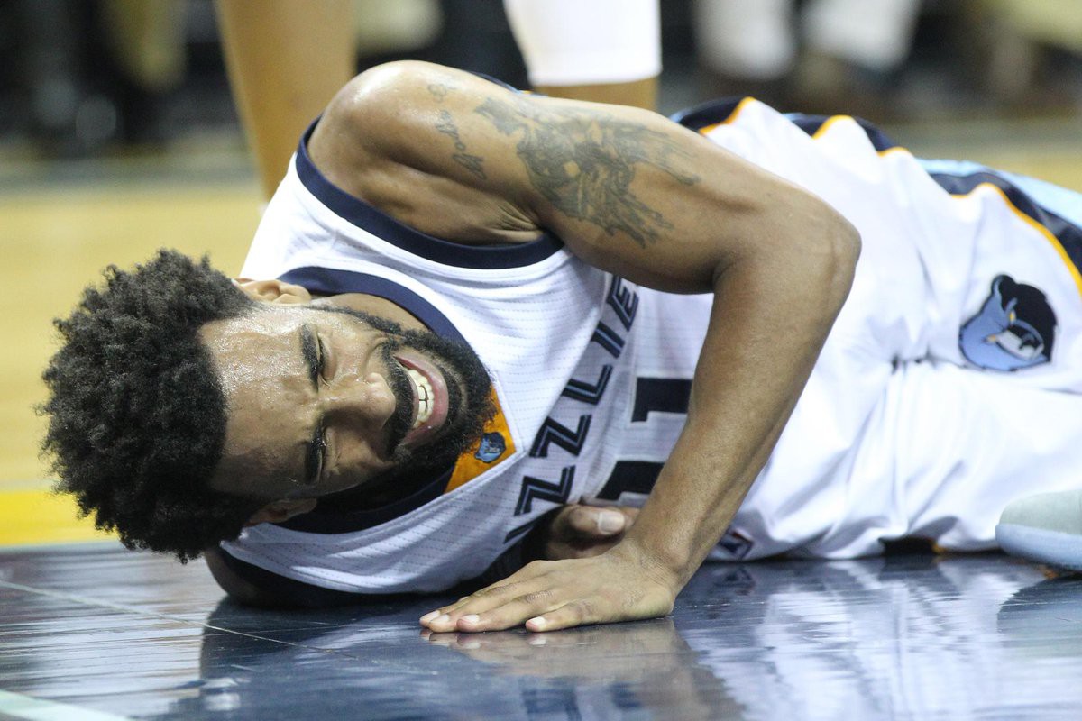 Mike Conley bị nứt đốt xương ở trận đấu với Charlotte Hornets Mike Conley bị nứt đốt xương ở trận đấu với Charlotte Hornets