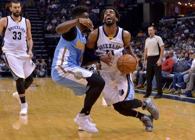 Tình huống trọng tài xử sai khi Mike Conley đối mặt Emmanuel Mudiay. Tình huống trọng tài xử sai khi Mike Conley đối mặt Emmanuel Mudiay.