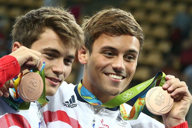 Tom Daley và Daniel Goodfellow với tấm HCĐ Rio 2016 Tom Daley và Daniel Goodfellow với tấm HCĐ Rio 2016