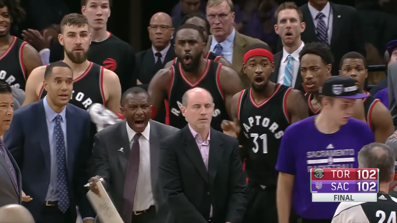 HLV Dwane Casey (cầm bút) và các cầu thủ Raptors tỏ ra bức xúc vì quyết định của trọng tài HLV Dwane Casey (cầm bút) và các cầu thủ Raptors tỏ ra bức xúc vì quyết định của trọng tài