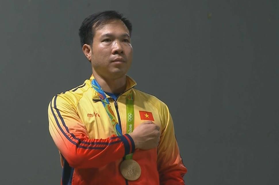 Khoảnh khắc Ho&agrave;ng Xu&acirc;n Vinh nhận HCV Olympic 2016
