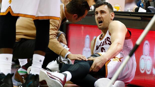 Andrew Bogut quá "nhọ" trong ngày ra mắt Cavaliers