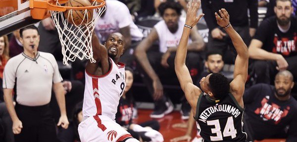 Antetokounmpo 2 lần bất lực trước cú dunk của Ibaka
