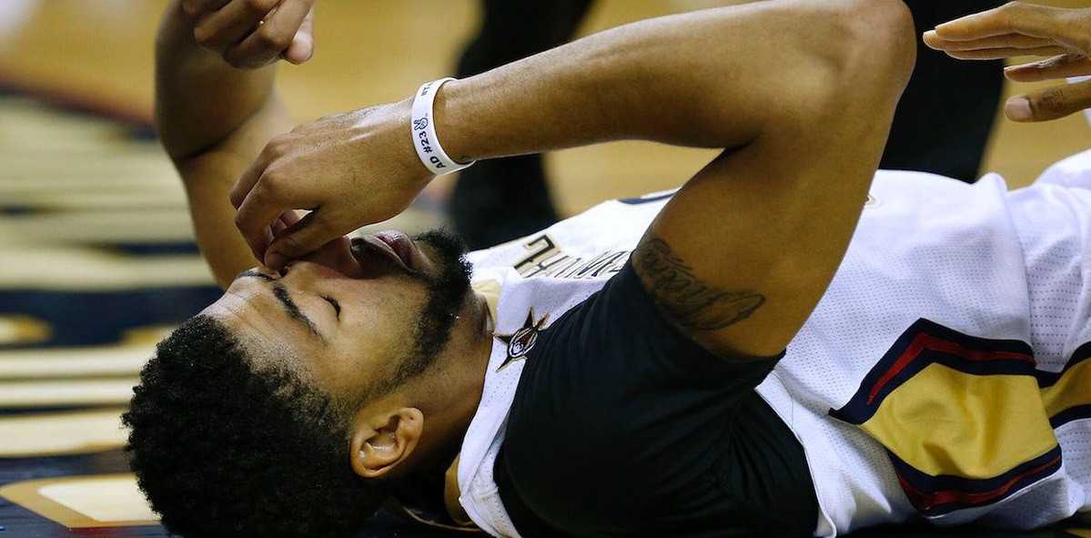 Anthony Davis dính chấn thương cổ tay
