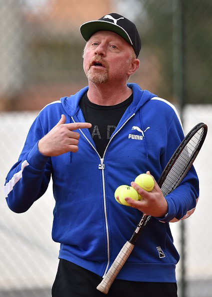 Boris Becker chưa từng c&oacute; cơ hội v&ocirc; địch Roland Garros khi đều gục ng&atilde; ở v&ograve;ng b&aacute;n kết c&aacute;c năm 1987, 1989 v&agrave; 1991. Thực tế, trong số 49 danh hiệu m&agrave; tay vợt người Đức gi&agrave;nh được trong cả sự nghiệp, kh&ocirc;ng chiếc c&uacute;p n&agrave;o đến từ một giải đất nện. Th&agrave;nh t&iacute;ch duy nhất của Becker tr&ecirc;n mặt s&acirc;n đất nện l&agrave; tấm HCV Olympic 1992 ở nội dung đ&ocirc;i nam với Michael Stich.