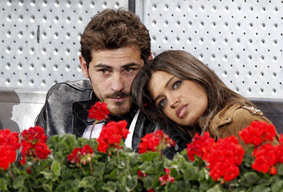 Bồ Casillas hoãn cưới vì… bụng to