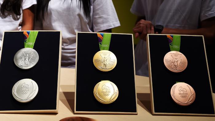 Các VĐV nhận thưởng ra sao với mỗi tấm huy chương Olympic?