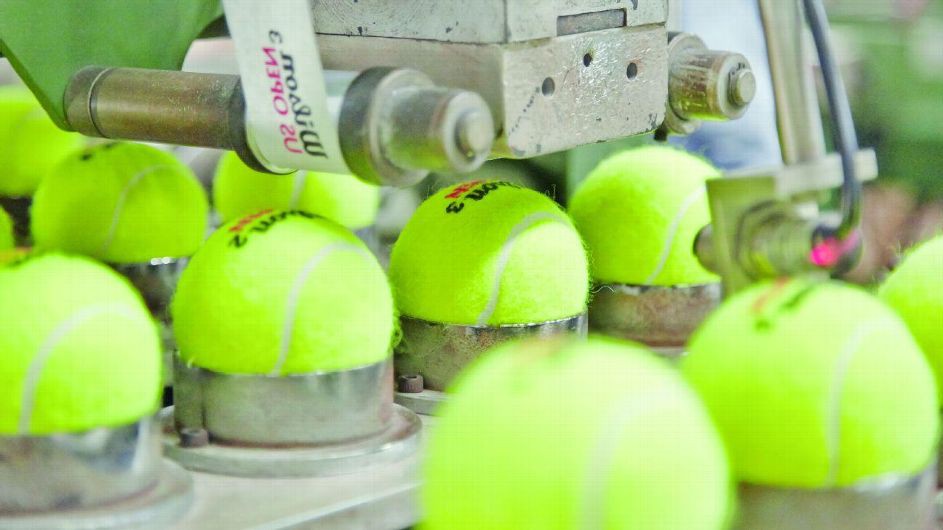 Cận cảnh công việc chế tạo bóng tennis dành cho US Open