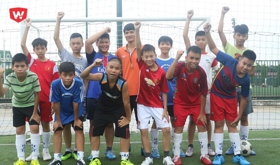 Cầu thủ U13 bóng đá học đường nóng lòng chờ ngày thi đấu