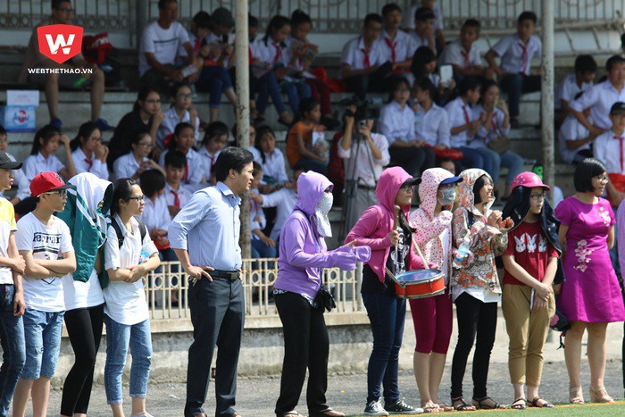 CĐV Festival bóng đá học đường cháy hết mình bất chấp nắng nóng
