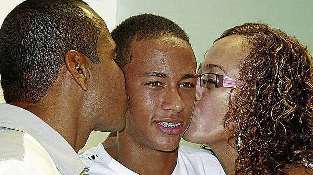 Cha mẹ bị “đối xử tệ”, Neymar chán ngấy Barca?
