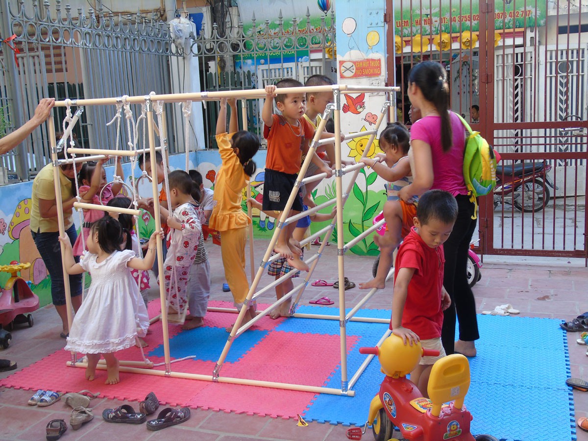 Cho các bé tập xà đơn