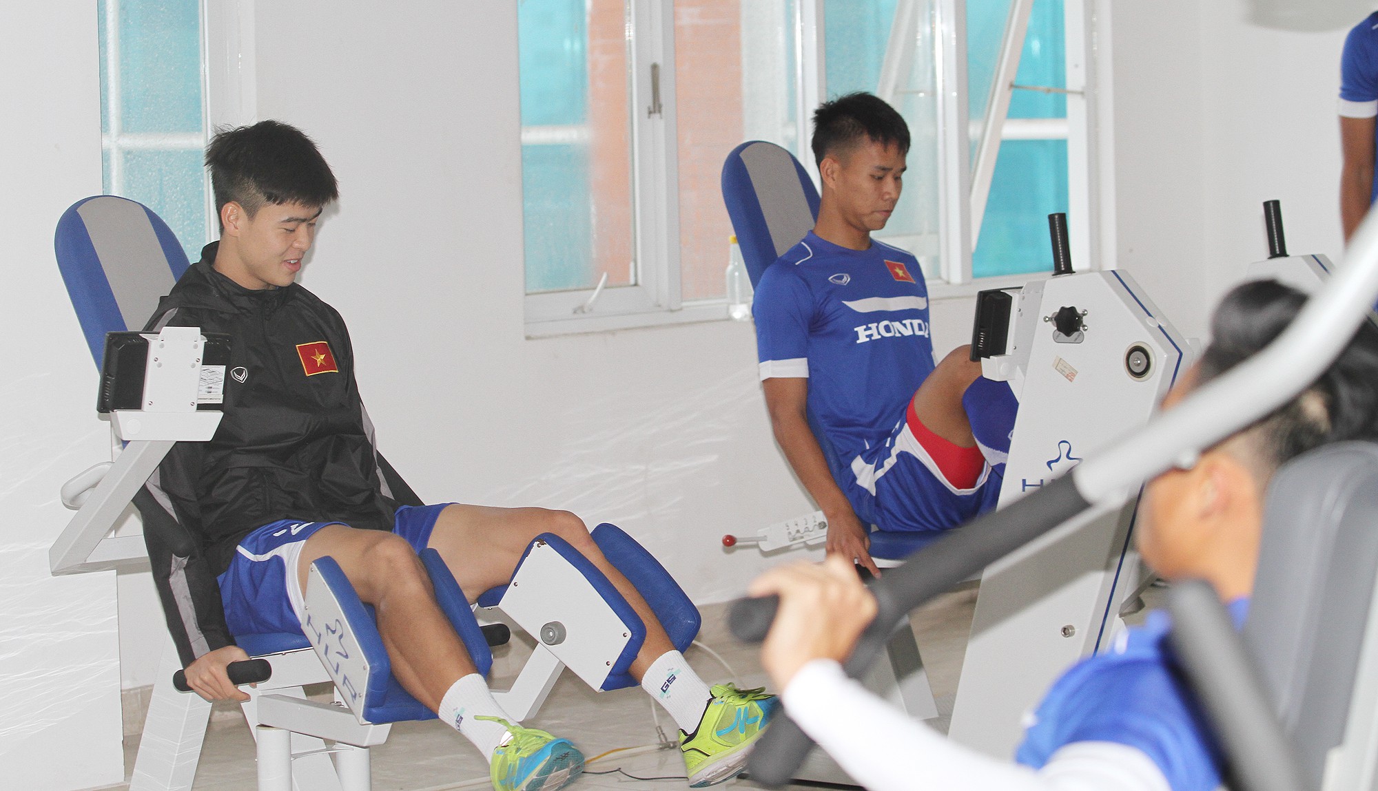 Chùm Ảnh: "Bệnh binh" U.23 VN tích cực tập luyện trong phòng gym